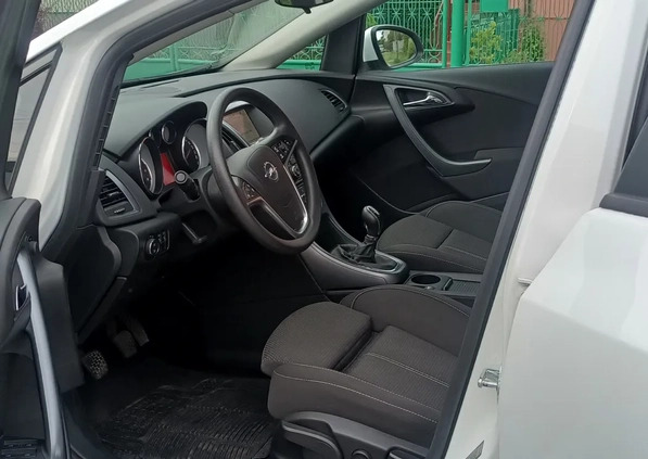 Opel Astra cena 28100 przebieg: 202000, rok produkcji 2013 z Staszów małe 154
